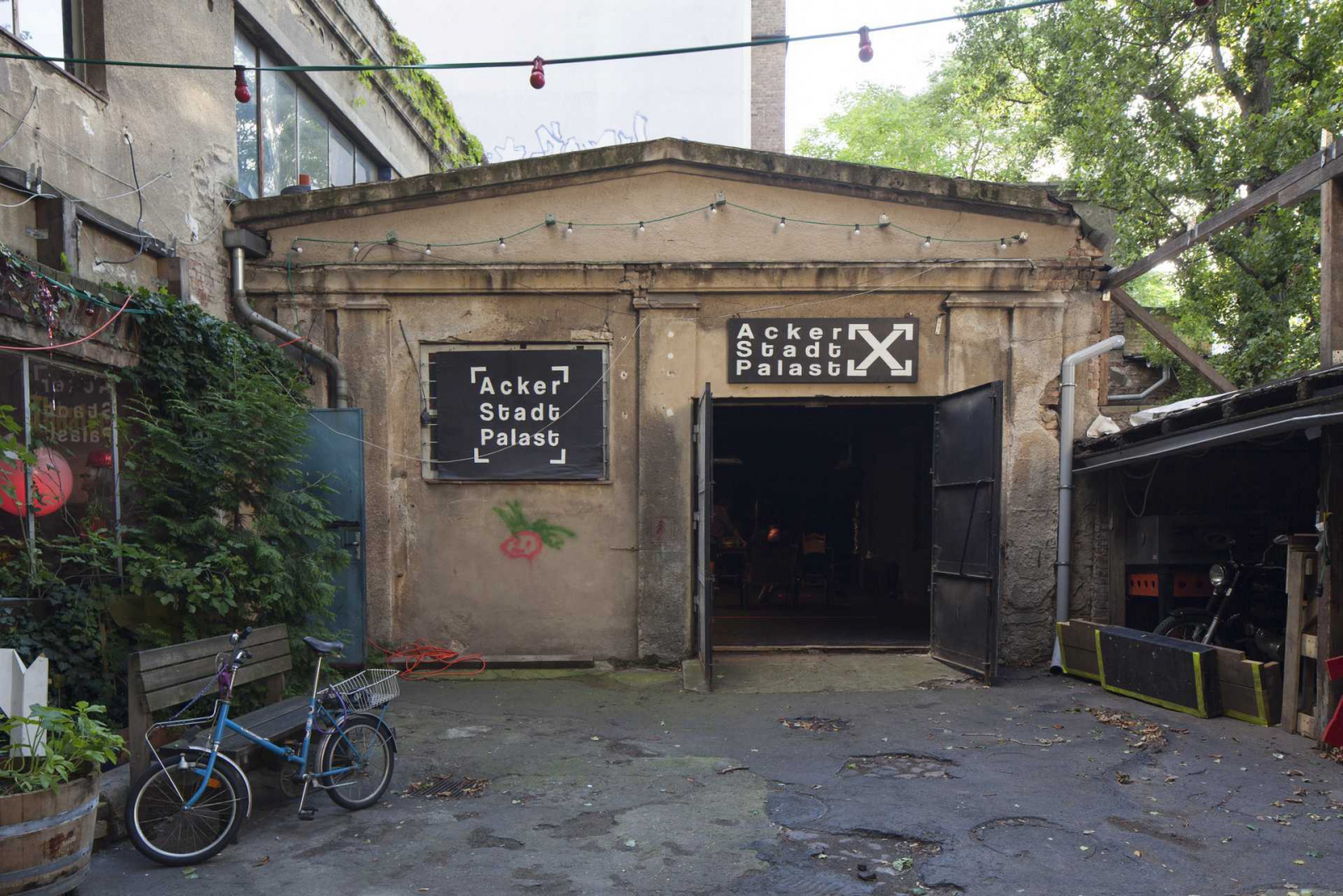 © Tuca Vieira Der Eingang der Bühne vom Acker Stadt Palast, ein beiges altes einstockiges Gebäude mit offenen Türen.