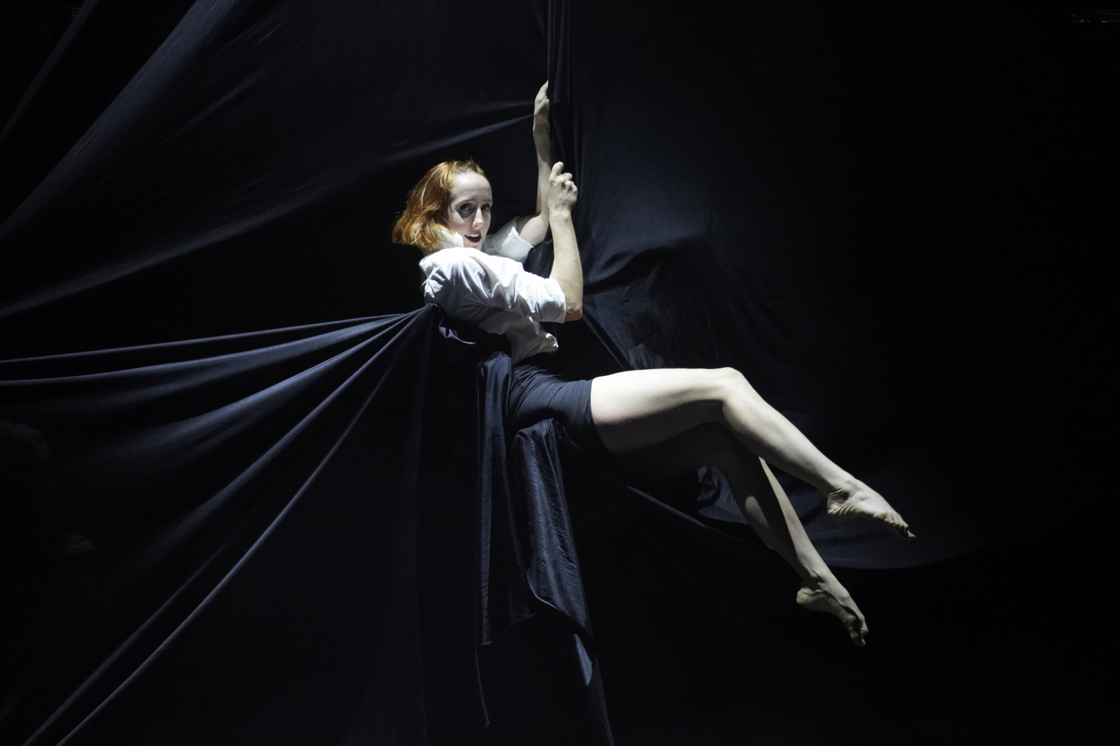 Artistin in schwarzem Vertikaltuch