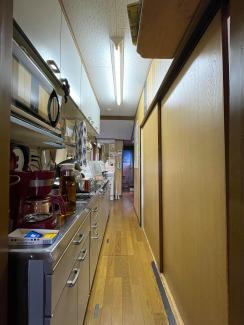 © Ayari Ito Die schmale Küche des Hauses in Kyoto