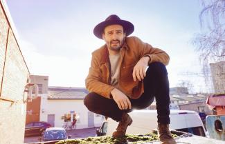 Portrait von Florian Zumkehr © Bertan Canbeldek Ein Portrait des Performers Florian Zumkehr.