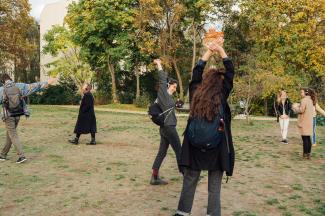 © Lukas Probst Menschen mit Kopfhörern strecken sich im Park.