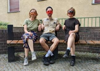 Im Visier der Zukunft: Florentine Schara (Schauspiel), Philipp Urrutia (Regie) und Lena Schulze Frenking (Dramaturgie) vom Theater OfW (von links nach rechts). 