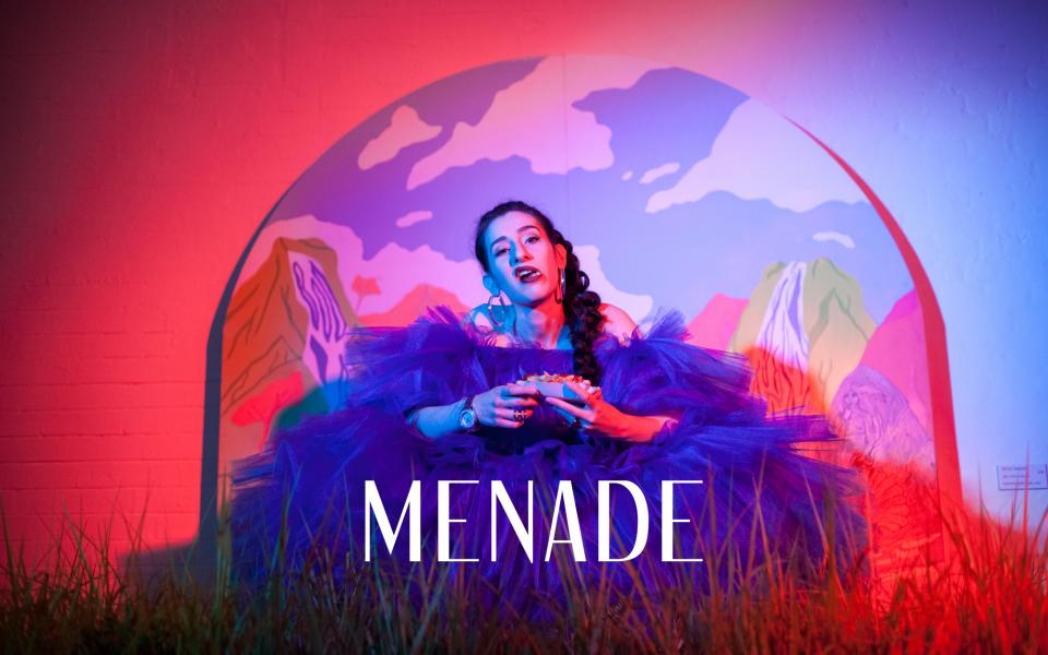 © Menade