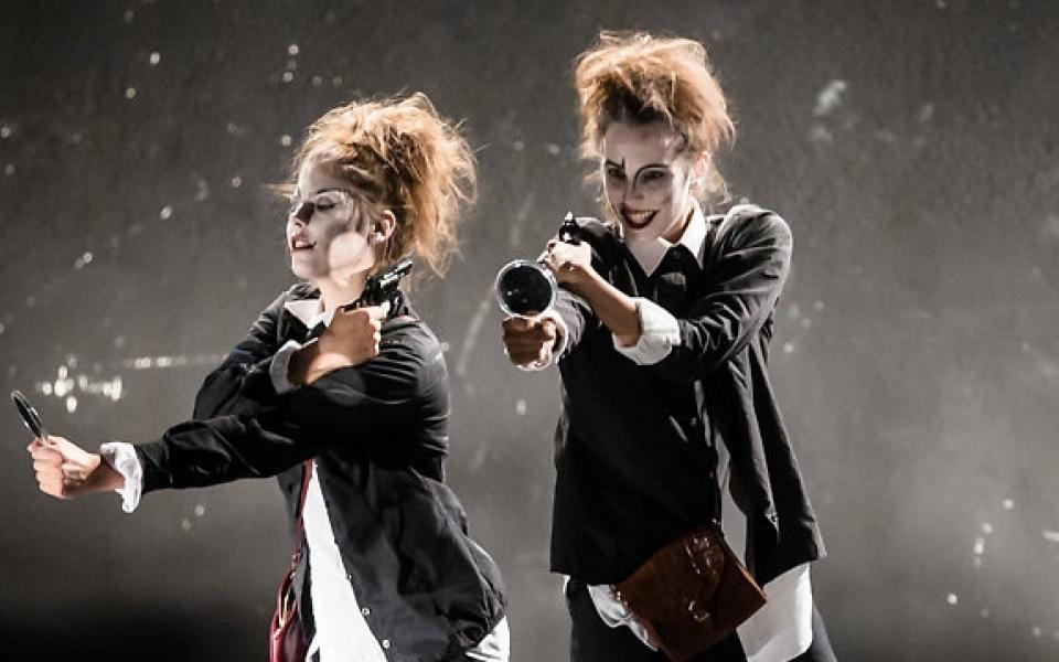 © Do-Theatre Zwei Frauen mit Lupen