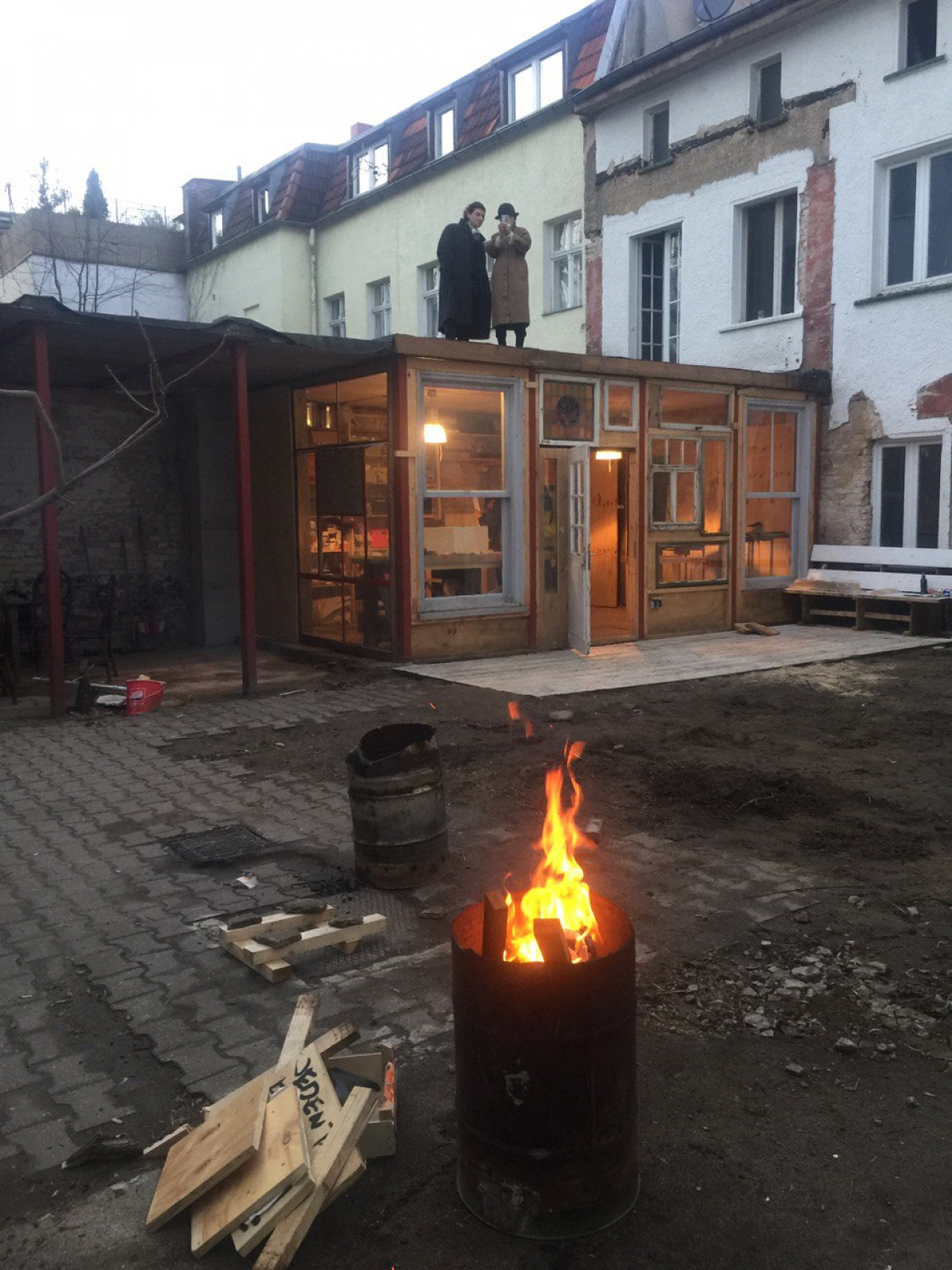 Gäste und Feuer im Hof von Make-up