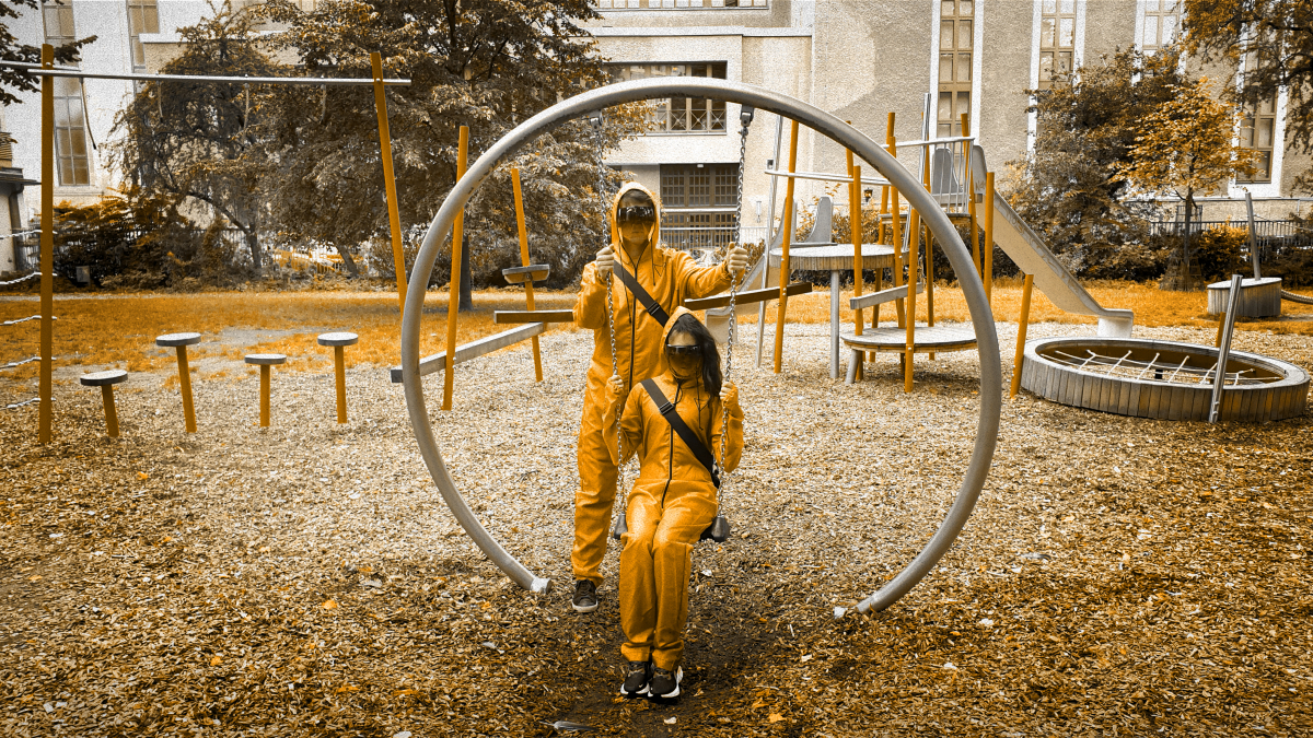 Auf dem Spielplatz am Rosa-Luxemburg-Platz Auf dem Spielplatz am Rosa-Luxemburg-Platz