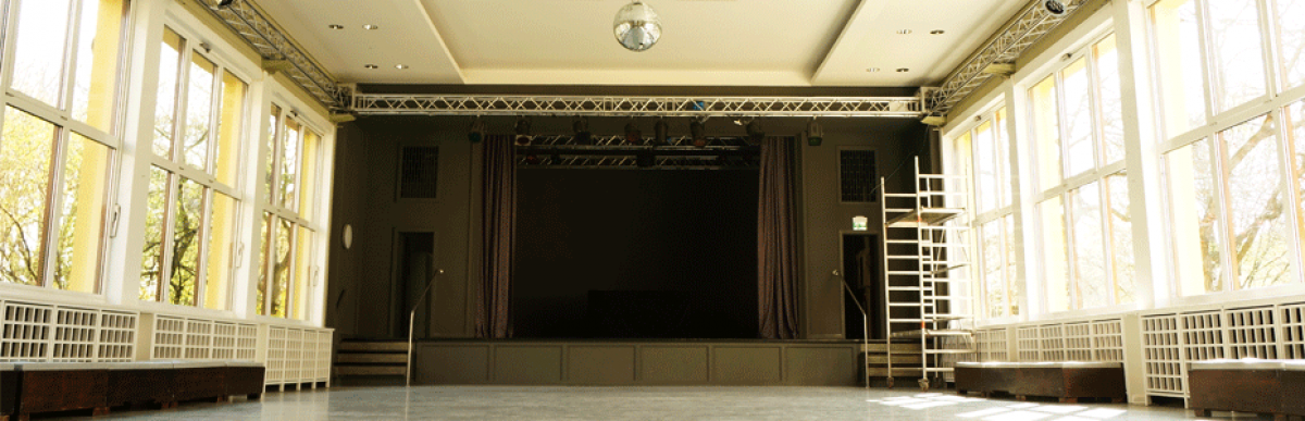 Der Theatersaal des Statthaus Böcklerpark mit Blick auf die Guckkasten-Bühne.