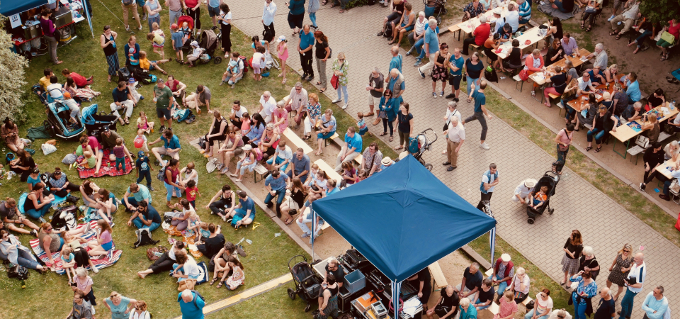 Wiedertreffen © Margot Tracq Versammlung im Freien